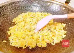 Illustration of how to make egg fried rice 18