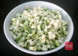 Illustration of how to make eggplant stuffed dumplings 4