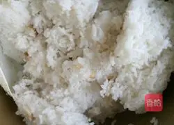 Illustration of how to make fried rice with cured meat and mixed vegetables 1