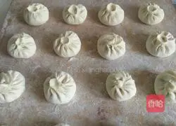 Illustration of how to make steamed buns (pork and leek stuffing) 9
