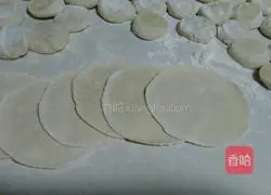 Illustration of how to roll dumpling skins 3