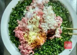 Illustration of how to make leek and meat dumplings 5