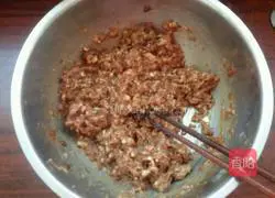 Illustration of how to make beef and fennel stuffed dumplings 3