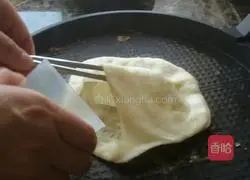 Illustration of how to make egg-filled pancakes 9