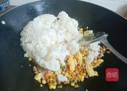 Five-color fried rice recipe illustration 7