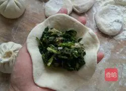 Illustration of how to make steamed buns stuffed with onion and pork stuffing 6