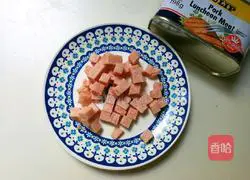 French salad dressing Illustration of how to make luncheon meat with lotus leaf cake 2