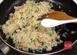 Illustration of how to make krill and three delicacies fried rice 11