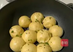 Illustration of how to make fried steamed buns with pumpkin dough and green bean filling 7