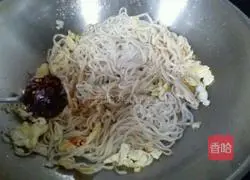 Illustration of Laoganma's Egg Fried Noodles 8