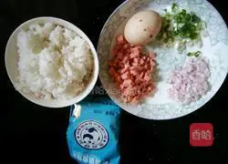 Illustration of how to make onion, ham, sausage and egg fried rice 2