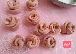 Illustration of how to make colorful rose steamed buns 13