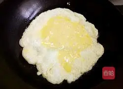 Illustration of how to make fried rice with scallions, ham, sausage and eggs 5