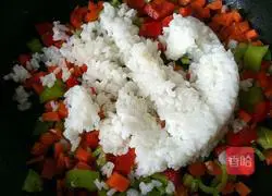 Illustration of how to make pastoral pineapple fried rice 5