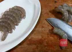 Illustration of how to make Shanghai seafood and shrimp wontons 2