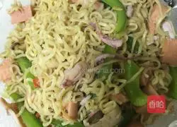 Illustration of how to make chili and ham fried noodles 4