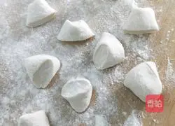 Illustration of how to make leek, egg, fried dough sticks and meat dumplings 5