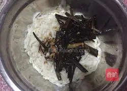 Illustration of how to make noodles with scallion oil 9