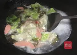 Illustration of how to make three fresh wontons 6