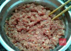 Illustration of how to make mushroom and lean meat dumplings 1