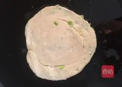 Illustration of how to make scallion pancake 9