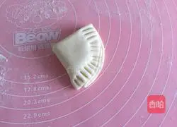 Illustration of how to make milk-flavored goldfish steamed buns 10