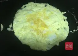 Illustration of how to make carrot, corn and shrimp fried rice 7