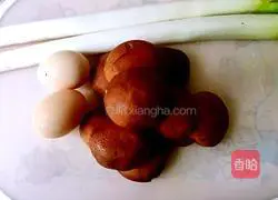 Illustration of how to make fresh meat wontons 2