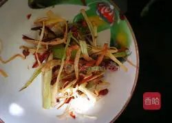 Illustration of making braised noodles with fungus, carrot and bacon 6