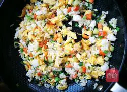Illustration of how to make delicious fried rice 6