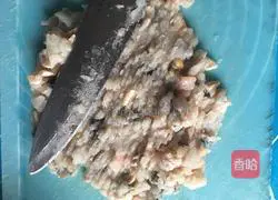 Illustration of how to make yellow croaker wontons with pickled vegetables and bamboo shoots 2