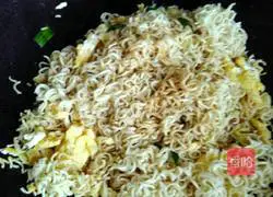 Illustration of how to make fried egg noodles 7