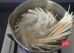 Illustration of how to make soybean paste noodles 5