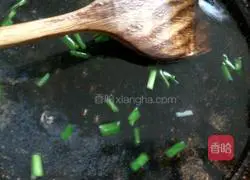 Illustration of how to make tomato and egg pancakes 8