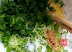 Illustration of how to make shredded green radish egg pancake 5