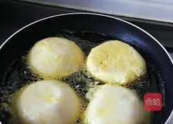 Illustration of how to make golden steamed buns 6