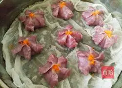 Welcome the Spring Festival Illustration of how to make flower dumplings 12