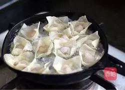 Illustration of how to make pan-fried flower-shaped wontons 5
