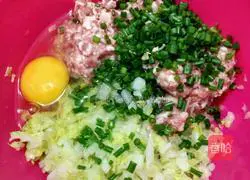 Illustration of how to make cabbage and pork dumplings (wheat dumpling making method) 1