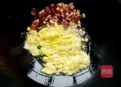 Illustration of how to make sausage and egg fried rice 4