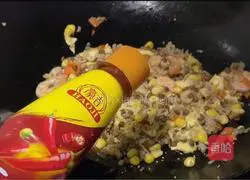 Illustration of how to make shrimp and egg fried rice 10