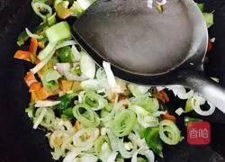 Xinjiang style pineapple and egg fried rice recipe illustration 8