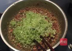 Illustration of how to make celery and mutton dumplings 2