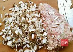 Illustration of how to make wontons stuffed with pork and mushrooms 4