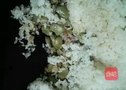 Illustration of how to make braised rice with broad beans and ham 2