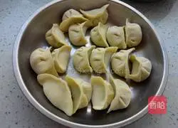 Illustration of how to make green noodle fish and celery dumplings 4