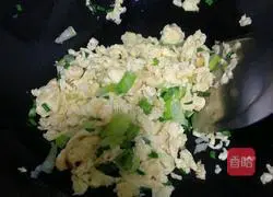 Illustration of how to make egg, sausage and egg fried rice 6