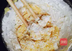 Illustration of making glutinous rice and red bean paste sunflower cake 4