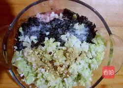 Illustration of how to make cabbage and fungus dumplings 8