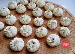 Illustration of how to make beef buns 9